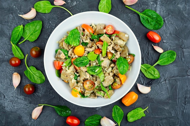 Ensalada templada de cena de berenjena al horno.