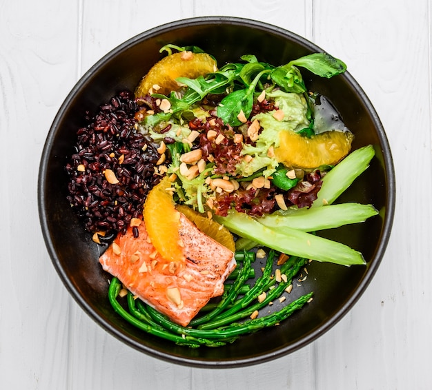 Ensalada templada con salmón, arroz salvaje y espárragos. comida asiática