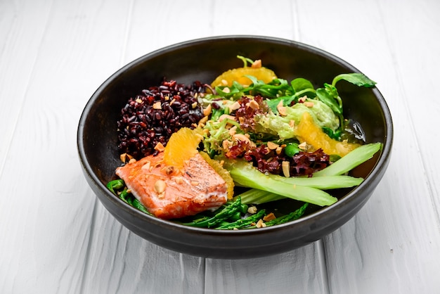 Ensalada templada con salmón, arroz salvaje y espárragos. comida asiática