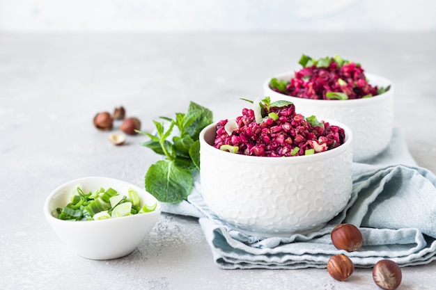 Ensalada templada de trigo sarraceno, remolacha, nueces y hierbas