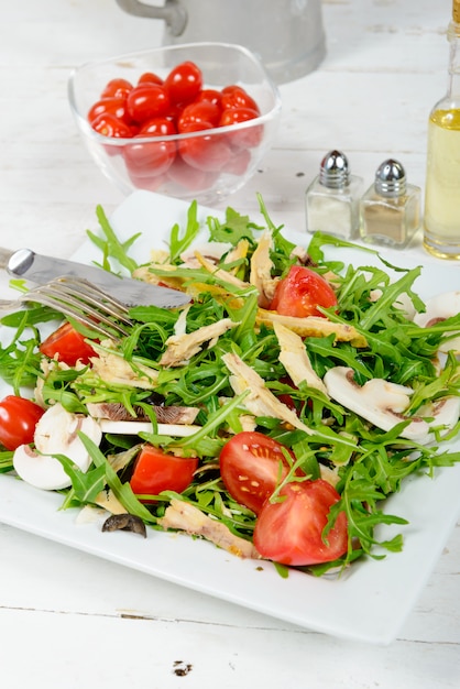 Ensalada de temporada con tomates