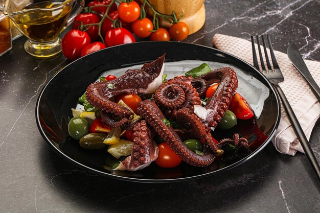 Ensalada con tentáculo de pulpo y verduras