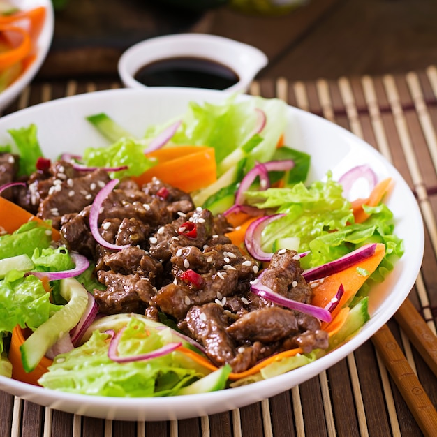 Ensalada con teriyaki de ternera