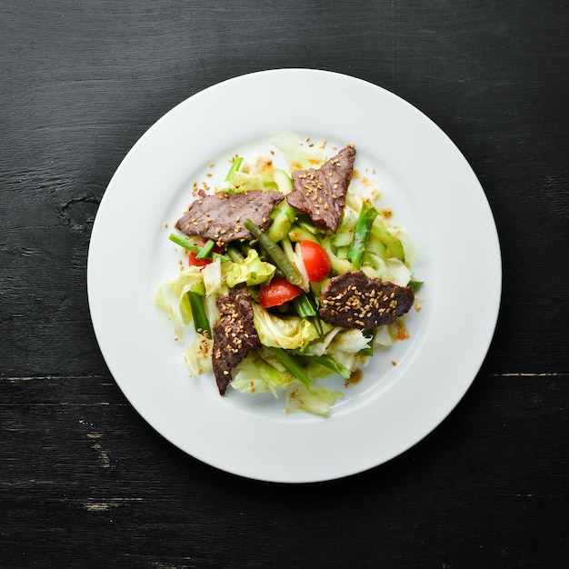 Ensalada de ternera con frijoles y verduras frescas Vista superior Espacio libre para el texto