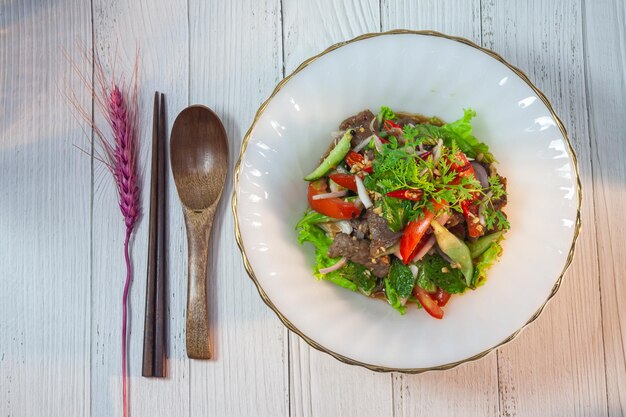 Ensalada de ternera Plato picante de ensalada de ternera al estilo tailandés