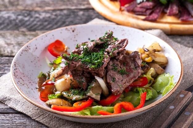 Ensalada de ternera y verduras en un plato