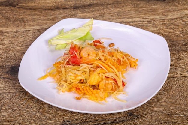 Ensalada thai con papaya y gambas