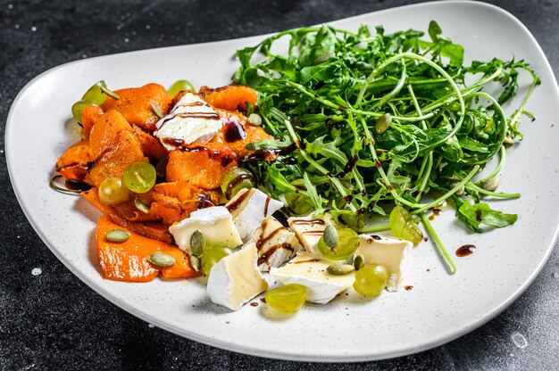 Ensalada tibia de calabaza asada con rúcula, nueces y queso brie