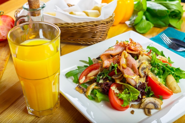 Ensalada tibia de champiñones con chile y tomates