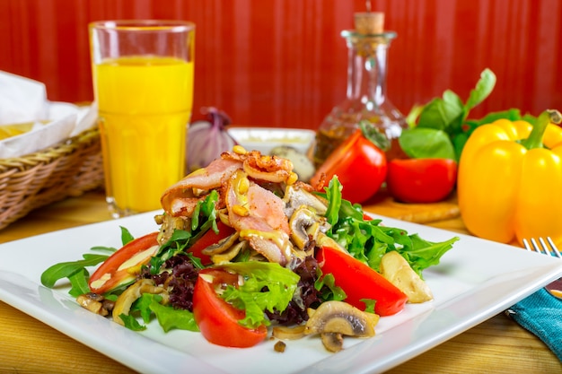 Ensalada tibia de champiñones con chile y tomates