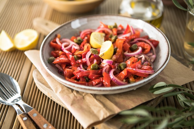 Ensalada tibia o estofado de verduras a base de frijoles rojos y pimientos rojos asados Comida vegana Día de Acción de Gracias