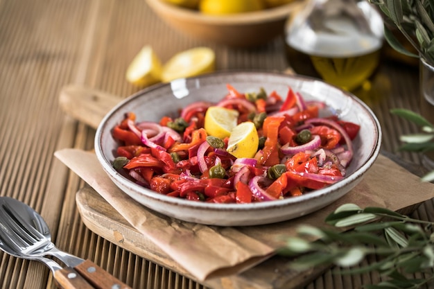 Ensalada tibia o estofado de verduras a base de frijoles rojos y pimientos rojos asados Comida vegana Día de Acción de Gracias