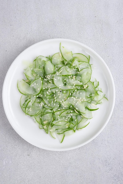 Ensalada Timun Jepang Ensalada japonesa de pepino con semillas de sésamo o sunomono