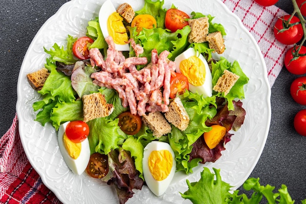 Ensalada de tocino huevo crouton lechuga aderezo vinagreta cocina comida snack