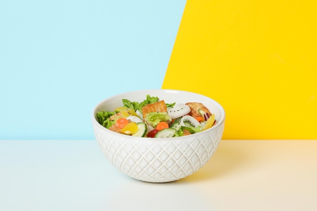 Ensalada de tofu frita sobre un fondo claro