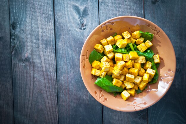 Ensalada de tofu frito y espinacas