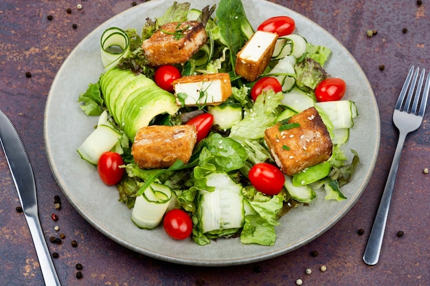 Ensalada de tofu frito y verduras frescas