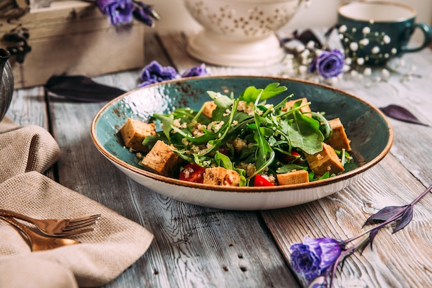 Ensalada de tofu saludable y apetitosa con verduras