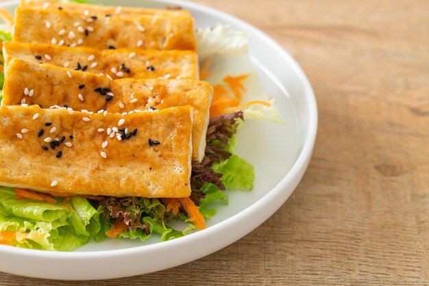 ensalada de tofu teriyaki con sésamo - estilo de comida vegana y vegetariana