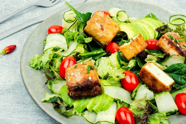 Ensalada de tofu y verduras frescas alimentación saludable