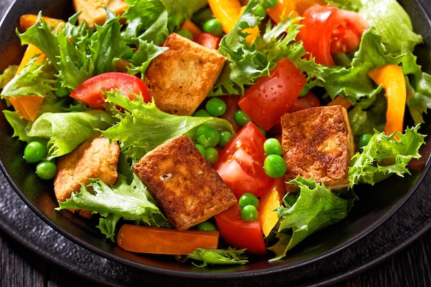 Ensalada de tofu con verduras y verduras en un tazón