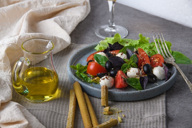 Ensalada con tomate Albahaca y mozzarella aperitivo vegetariano