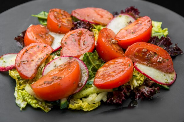 Ensalada de tomate con albahaca, pimienta negra y ajo.