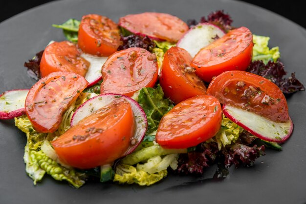 Ensalada de tomate con albahaca, pimienta negra y ajo.