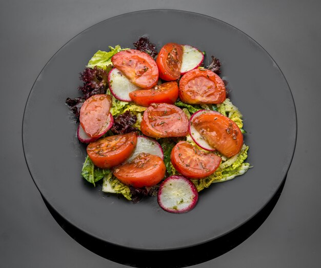 Ensalada de tomate con albahaca, pimienta negra y ajo.