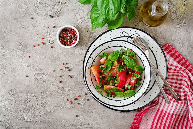 Ensalada de tomate con albahaca y piñones en un tazón