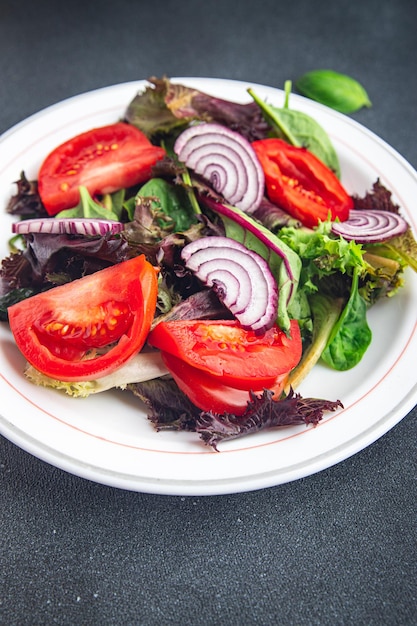 Ensalada Tomate Cebolla Lechuga Comida fresca Plato vegetal Comida Merienda en la mesa Espacio de copia Comida