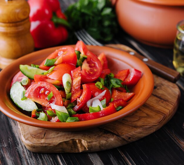 Ensalada de tomate con cebolla pepino y perejil