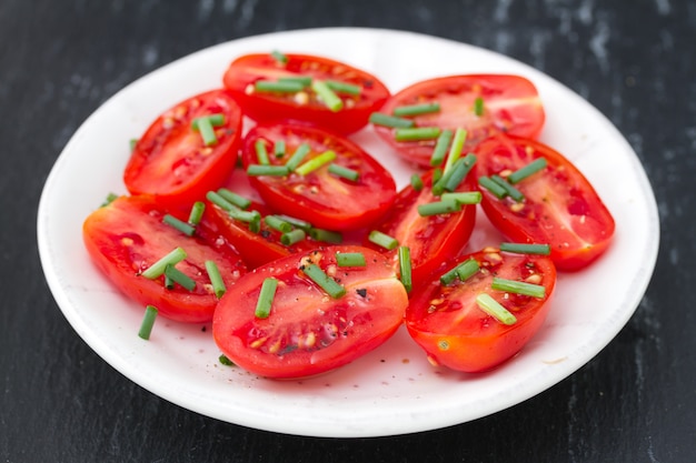 Ensalada de tomate con cebolla en plato