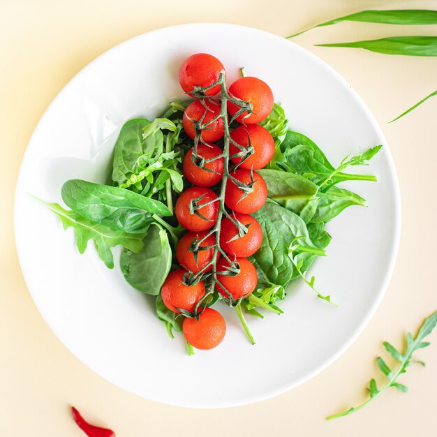 Ensalada de tomate y cereza hojas verdes frescas mezcla de verduras espinacas rúcula lechuga ingrediente comida sana