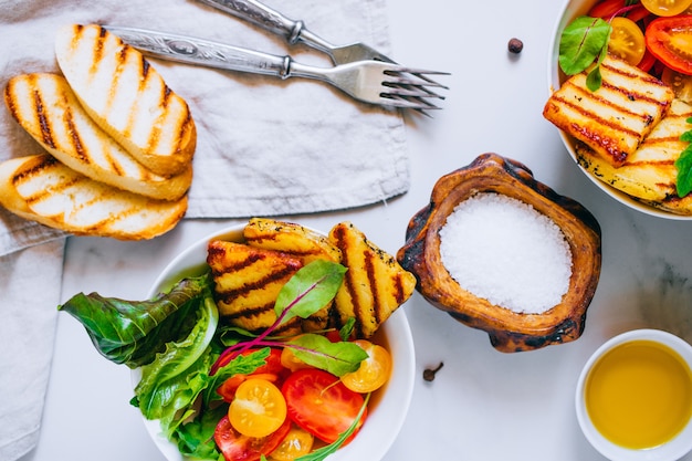 Ensalada de tomate cherry con queso haloumi a la parrilla, con acelgas y rúcula