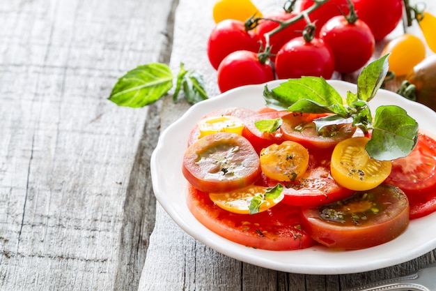 Ensalada de tomate colorido albahaca