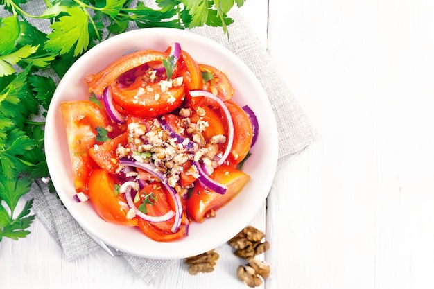 Ensalada de tomate fresco con nueces y cebolla morada