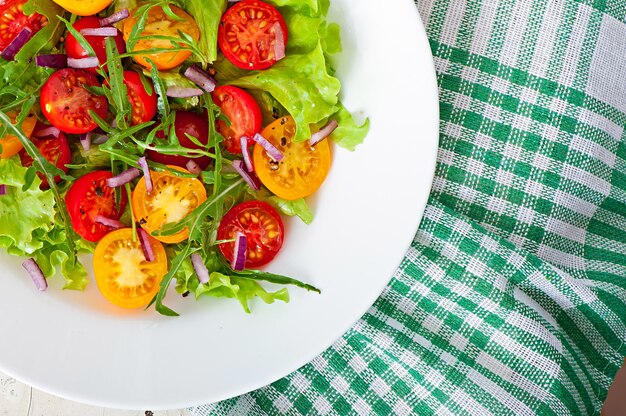 Ensalada de tomate con lechuga, arugala y cebolla