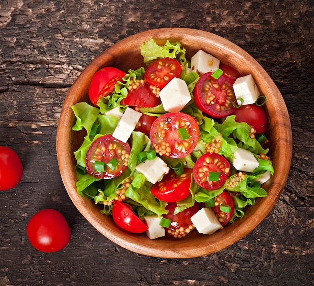 Ensalada de tomate con lechuga, queso y mostaza y aderezo de ajo