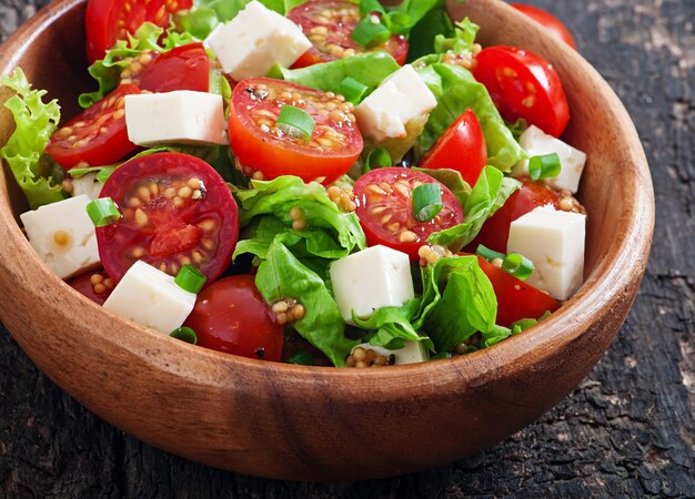 Ensalada de tomate con lechuga, queso y mostaza y aderezo de ajo