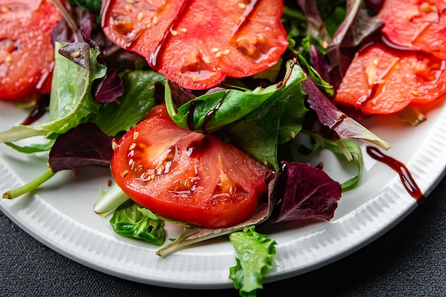ensalada de tomate lista para comer comida saludable bocadillos en la mesa espacio de copia comida fondo rústico