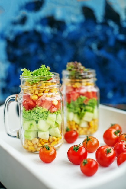 Ensalada Con Tomate Y Maíz Y Pepinos Y Lechuga.