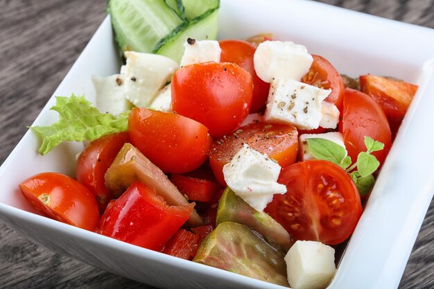 Ensalada con tomate mozzarella y pepino