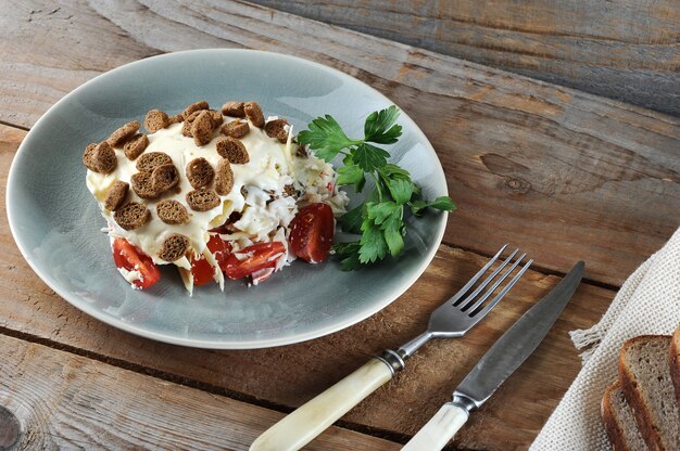 Ensalada con tomate y palitos de cangrejo y huevo