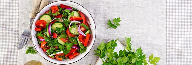 ensalada de tomate y pepino con cebolla roja pimentón negro y perejil comida vegana menú de dieta vista superior colocación plana