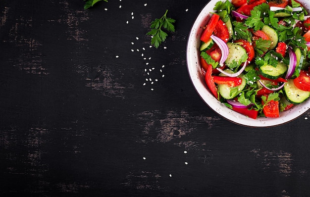 ensalada de tomate y pepino con cebolla roja pimentón negro y perejil comida vegana menú de dieta vista superior colocación plana