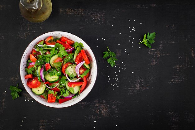 ensalada de tomate y pepino con cebolla roja pimentón negro y perejil comida vegana menú de dieta vista superior colocación plana