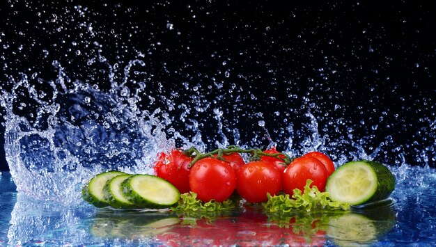 Ensalada, tomate y pepino con salpicaduras de agua