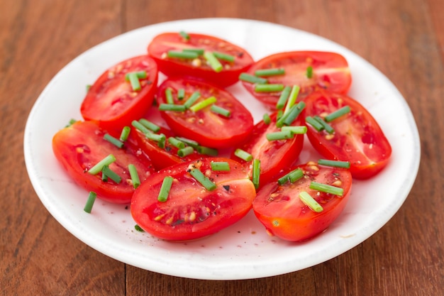 Ensalada de tomate en plato blanco