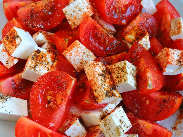 Ensalada con tomate, queso feta, especias.